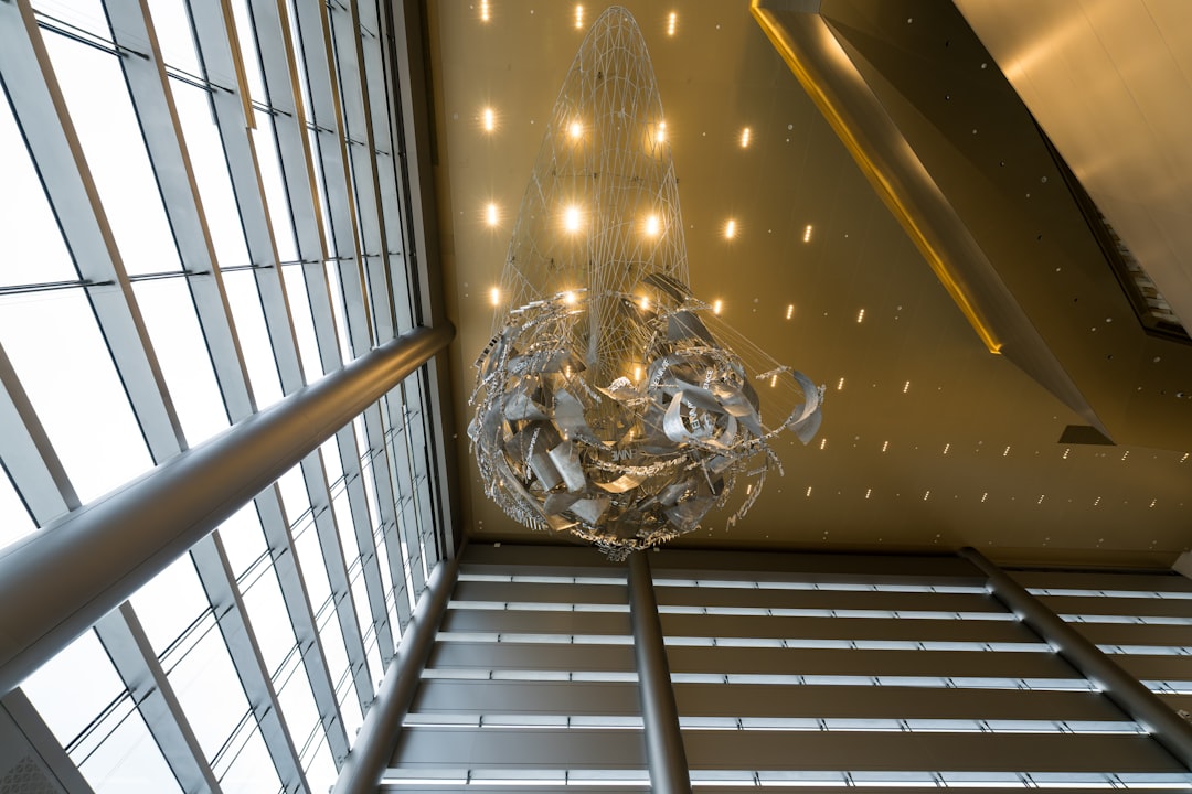 Lampadari contemporanei: vetro soffiato, metalli bruniti e forme scultoree