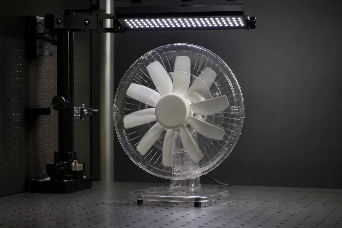 Fotografia originale LightAcademy di una ventola in rotazione percepita in più posizioni discrete sotto una luce LED modulata