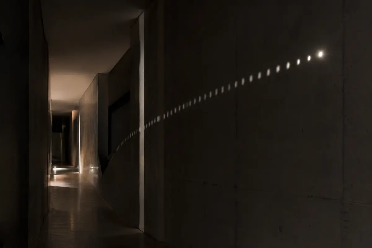 Fotografia originale LightAcademy che rappresenta una sorgente LED ferma percepita come una sequenza di immagini durante un rapido movimento dello sguardo