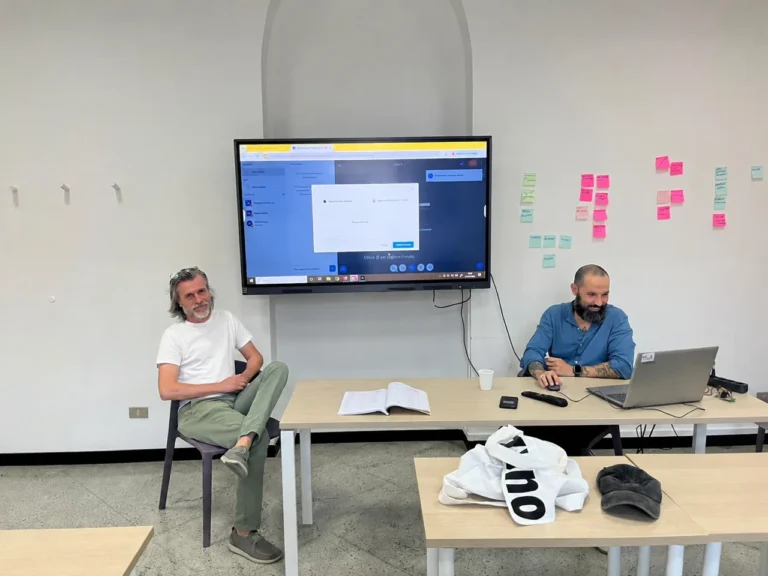 Due relatori durante un incontro di formazione LightAcademy
