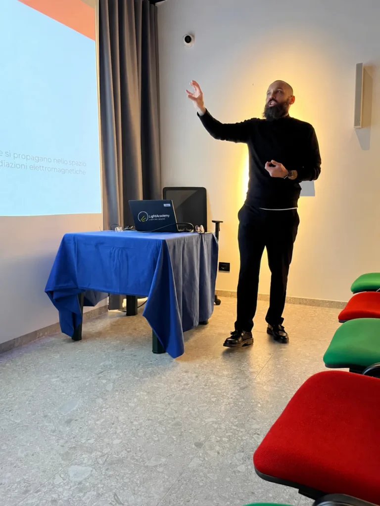 Relatore accanto a una proiezione durante una lezione LightAcademy